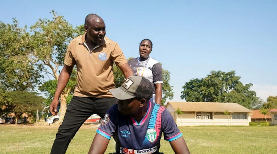 A participant practises giving Kho on the field